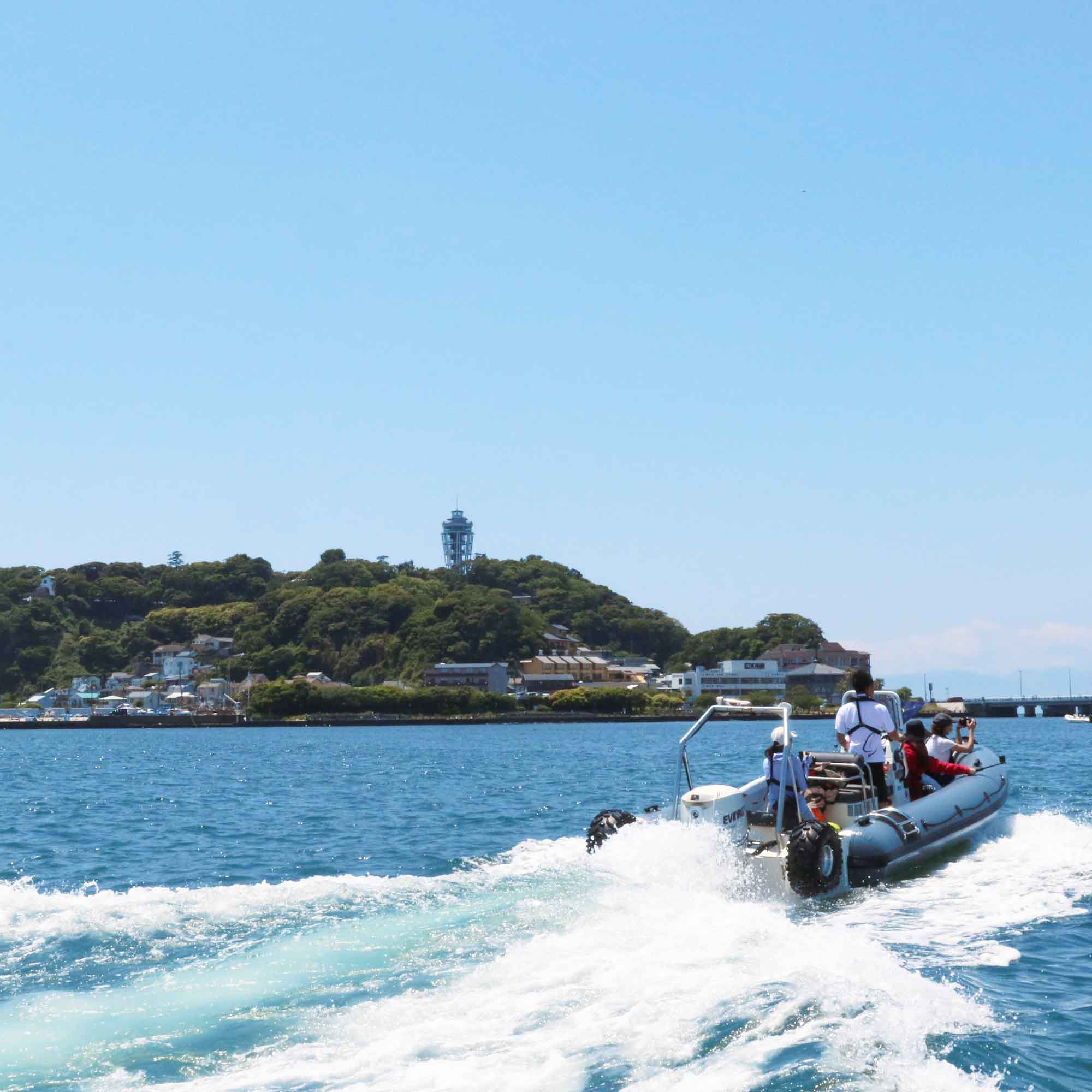 湘南・江ノ島の海でクルージングを楽しむ。