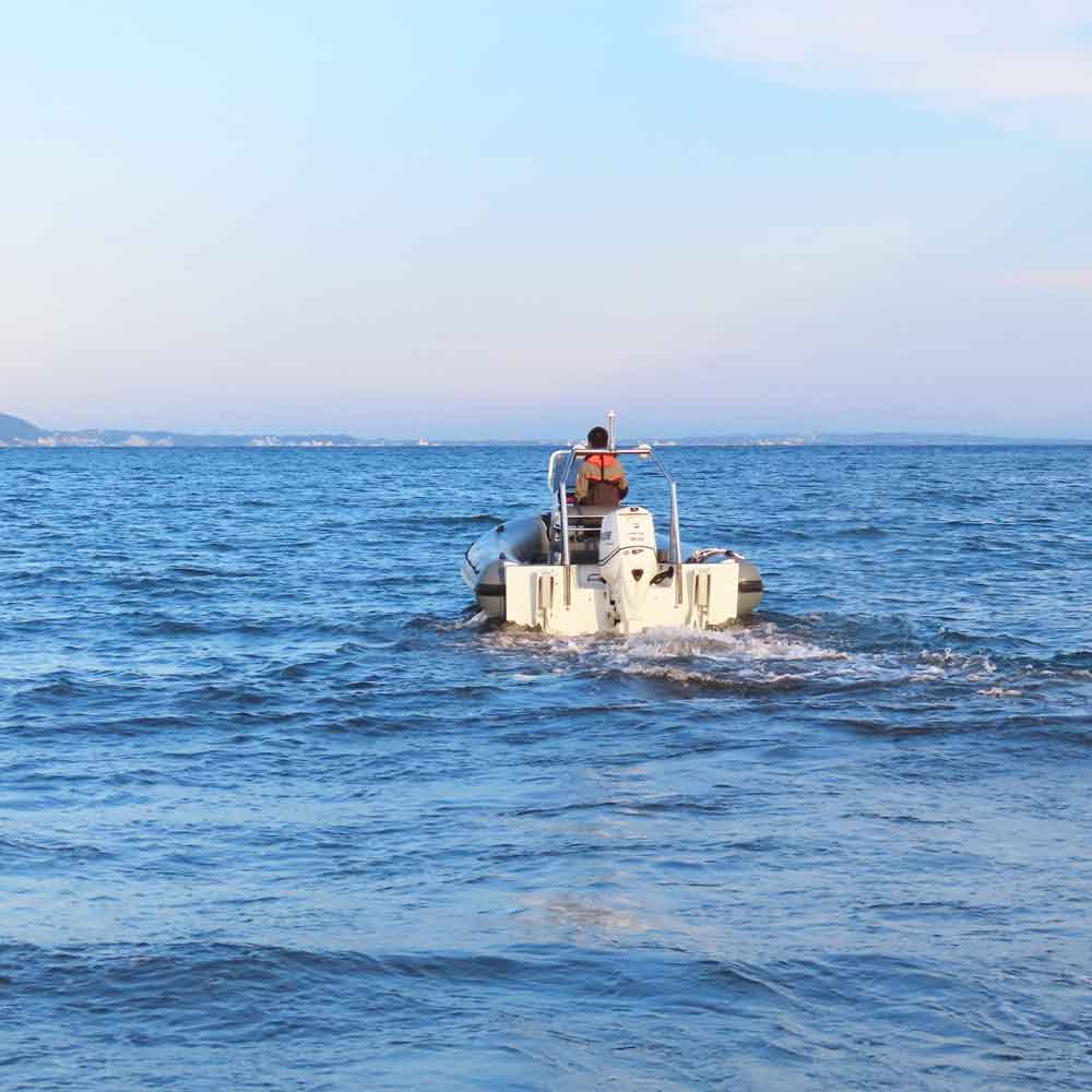 湘南・江ノ島の海で新たな移動手段の水上タクシーを楽しむ。