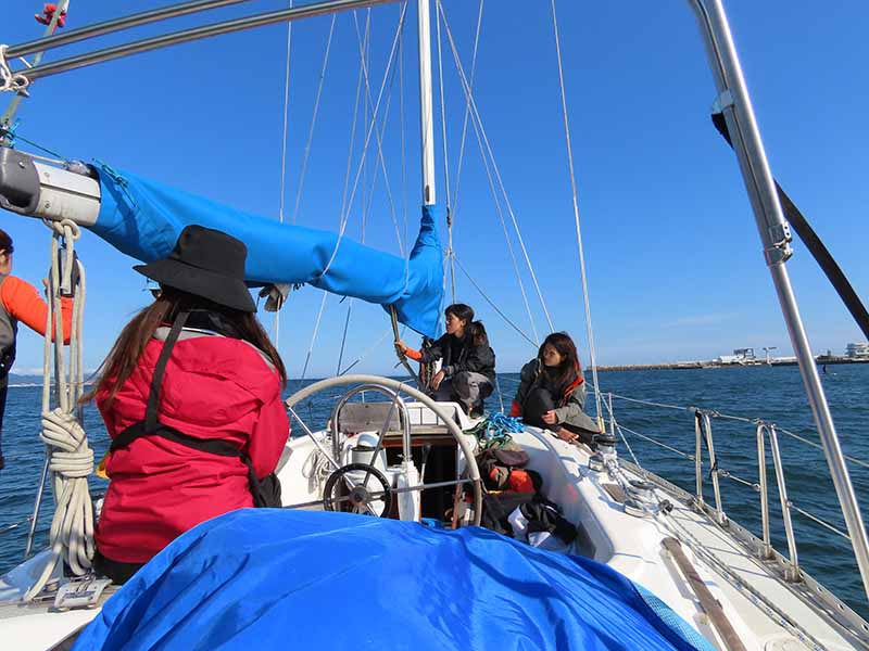 湘南/江ノ島で貸切セーリング体験。片瀬東浜の砂浜で準備体操。