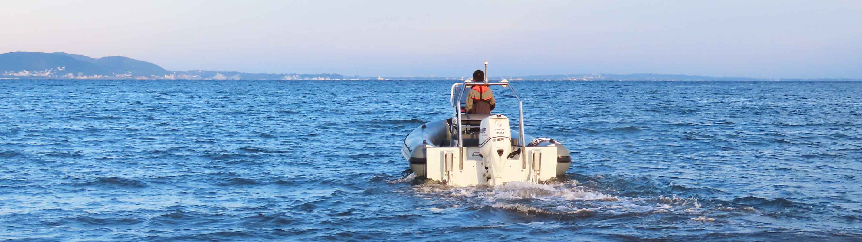 湘南・江ノ島の海で新たな移動手段の水上タクシーを楽しむ。